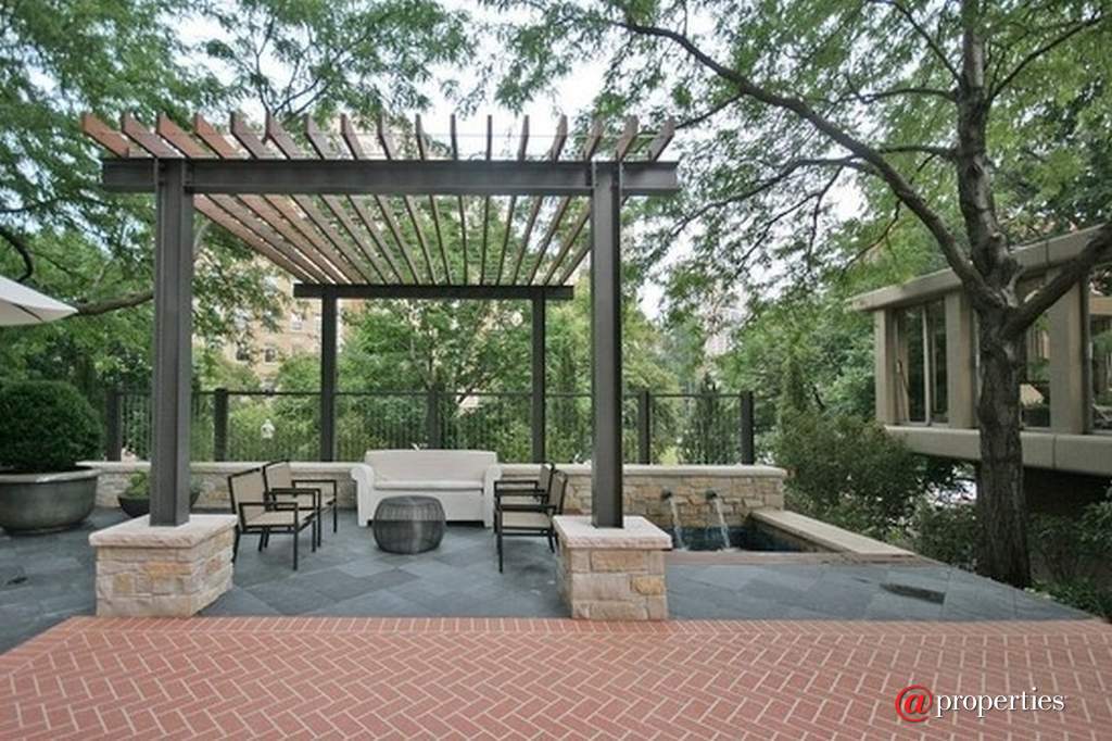 1960 N Lincoln Park West #811 Chicago, Illinois 60614 - Plaza / Water Feature