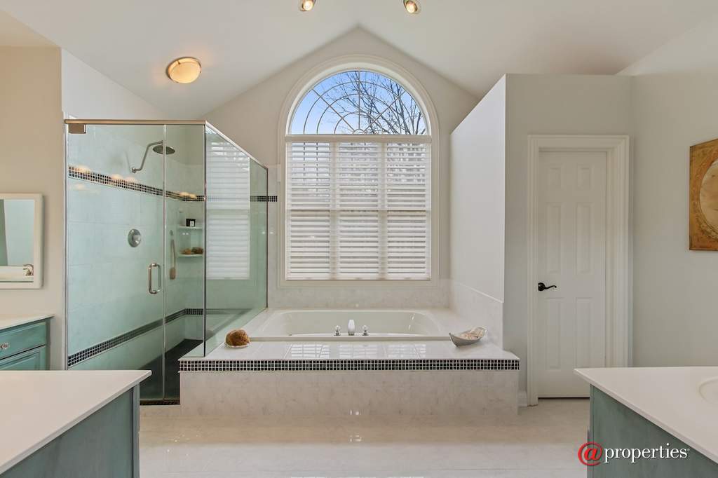 930 Lakewood Drive Barrington, Illinois 60010 - Master Bathroom