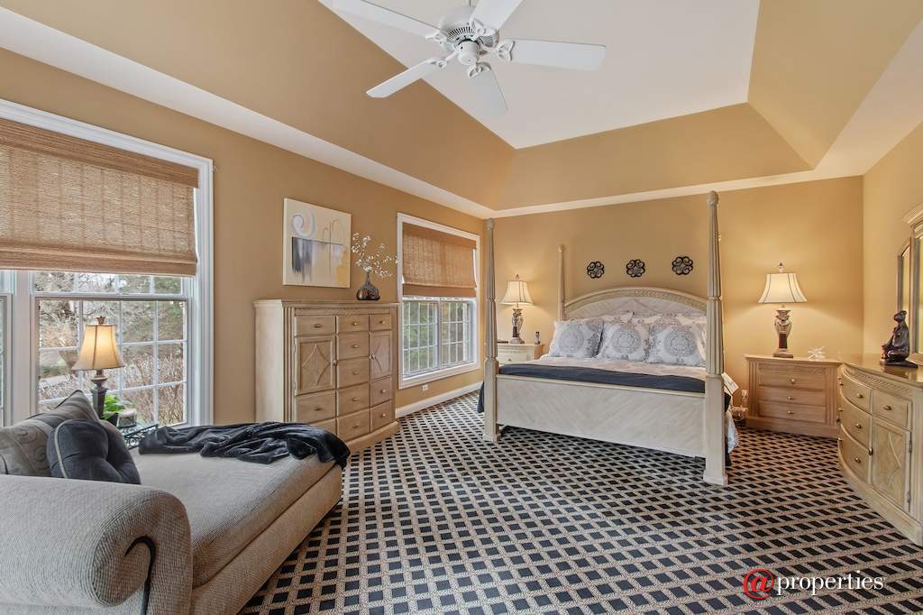 930 Lakewood Drive Barrington, Illinois 60010 - Master Bedroom