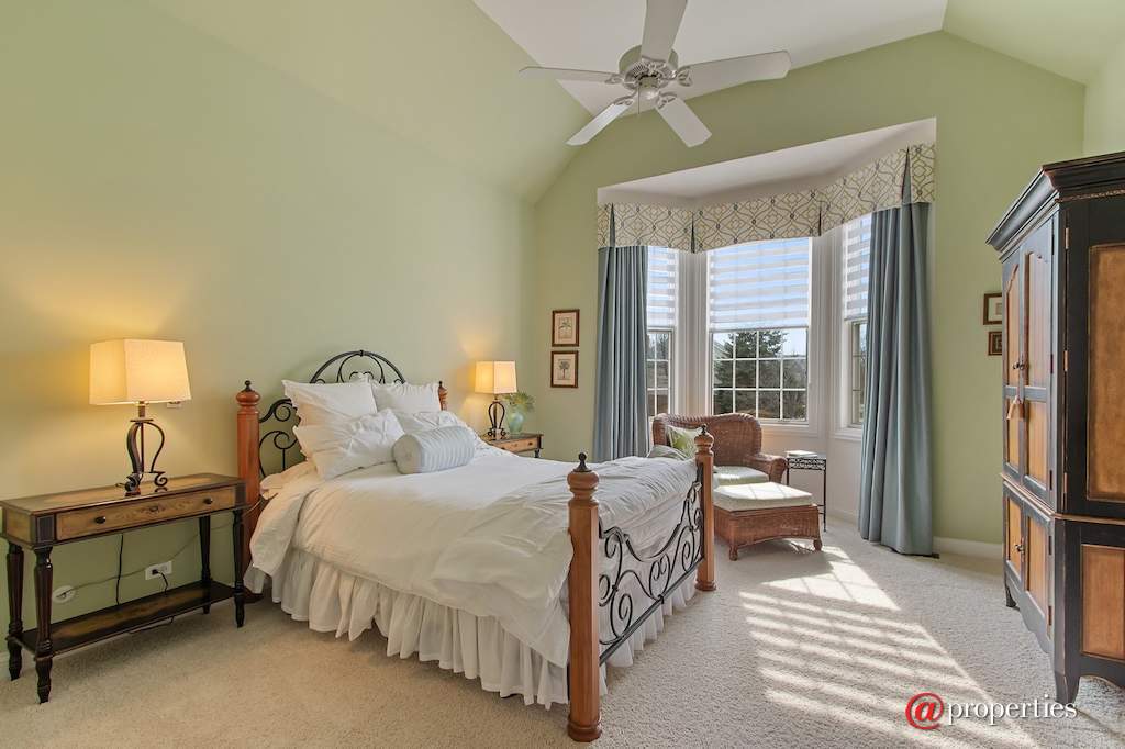 930 Lakewood Drive Barrington, Illinois 60010 - Upstairs Master or Princess Suite