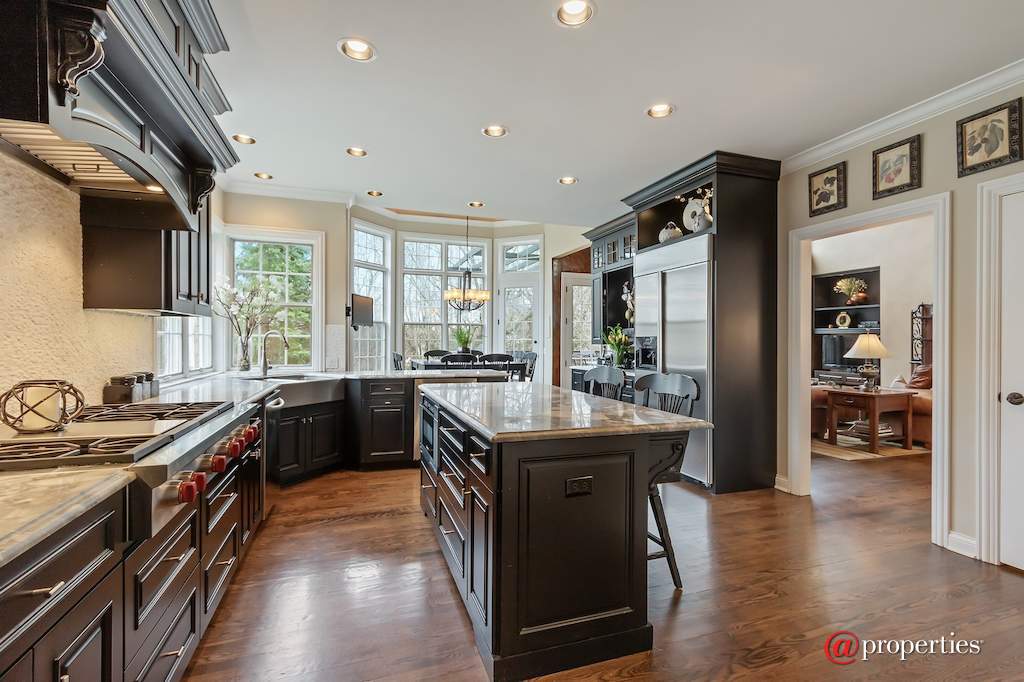 930 Lakewood Drive Barrington, Illinois 60010 - Kitchen