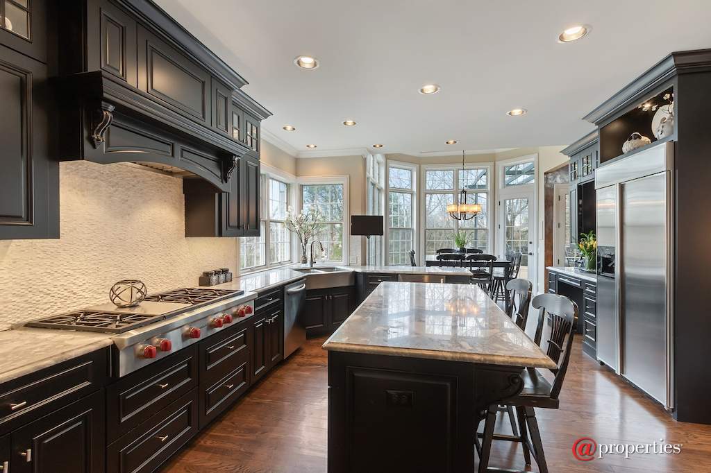 930 Lakewood Drive Barrington, Illinois 60010 - Kitchen