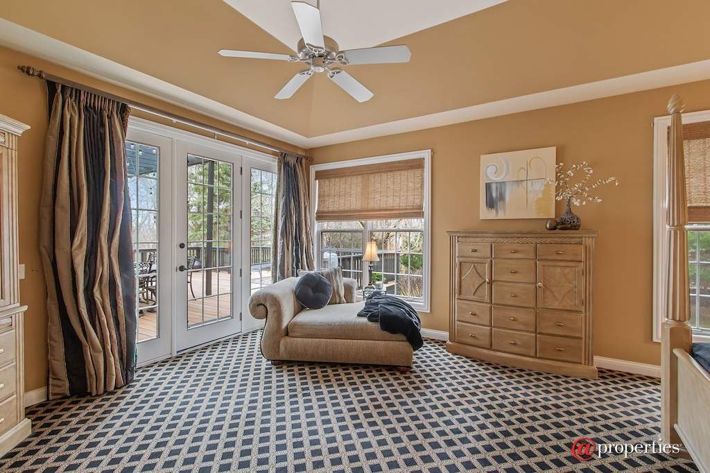930 Lakewood Drive Barrington, Illinois 60010 - Master Bedroom