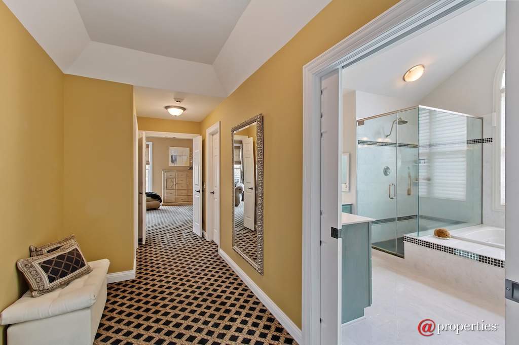 930 Lakewood Drive Barrington, Illinois 60010 - Master Bedroom