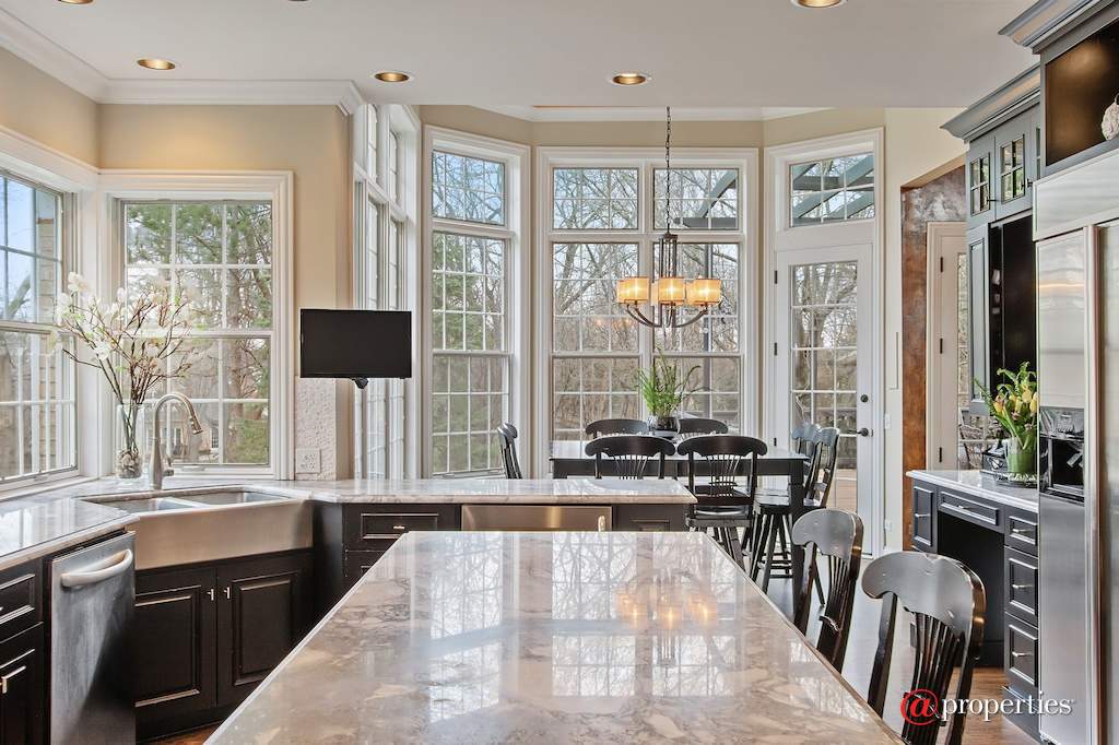 930 Lakewood Drive Barrington, Illinois 60010 - Kitchen / Breakfast Room
