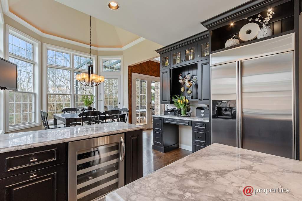 930 Lakewood Drive Barrington, Illinois 60010 - Kitchen / Breakfast Room