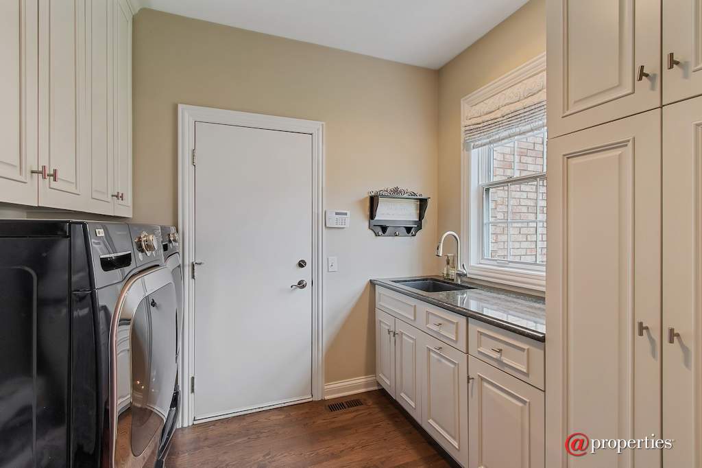 930 Lakewood Drive Barrington, Illinois 60010 - Laundry/Mudroom