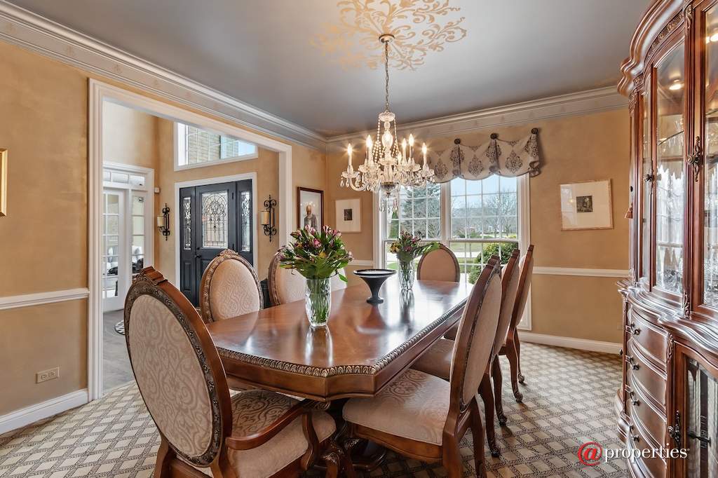 930 Lakewood Drive Barrington, Illinois 60010 - Dining Room