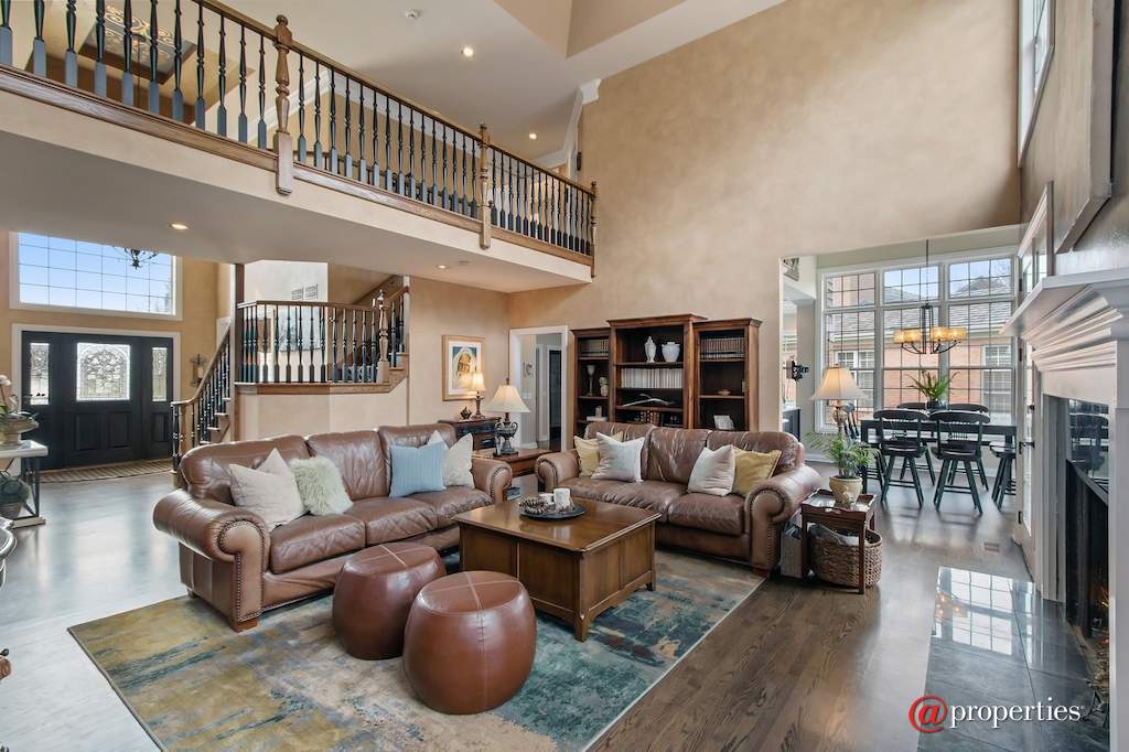 930 Lakewood Drive Barrington, Illinois 60010 - Family Room