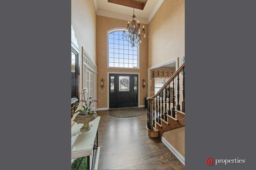 930 Lakewood Drive Barrington, Illinois 60010 - Foyer