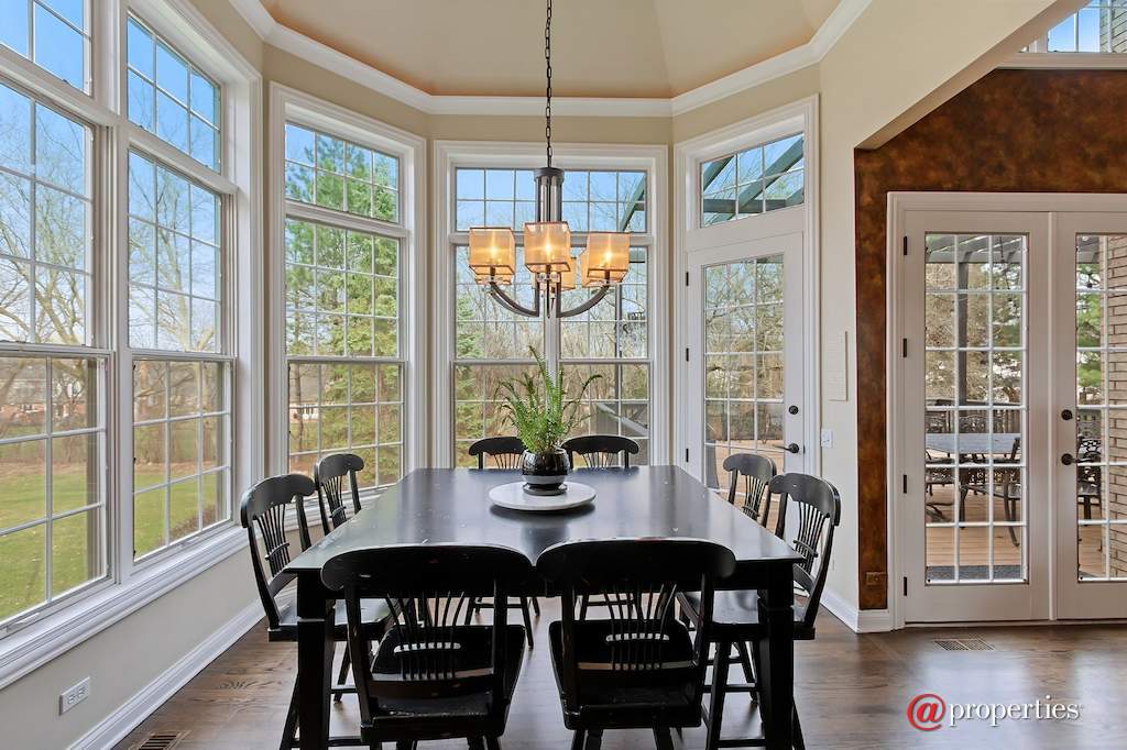 930 Lakewood Drive Barrington, Illinois 60010 - Breakfast Room
