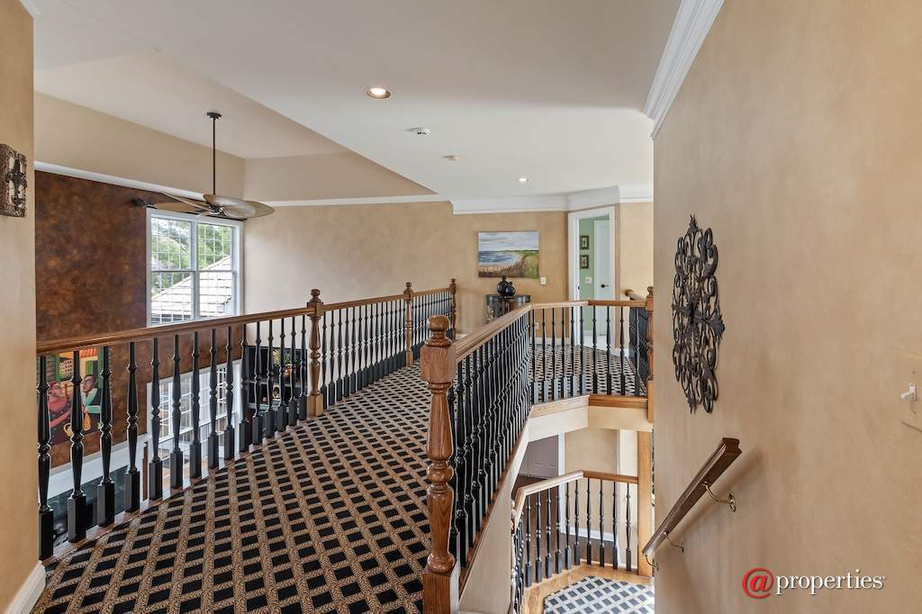 930 Lakewood Drive Barrington, Illinois 60010 - Loft
