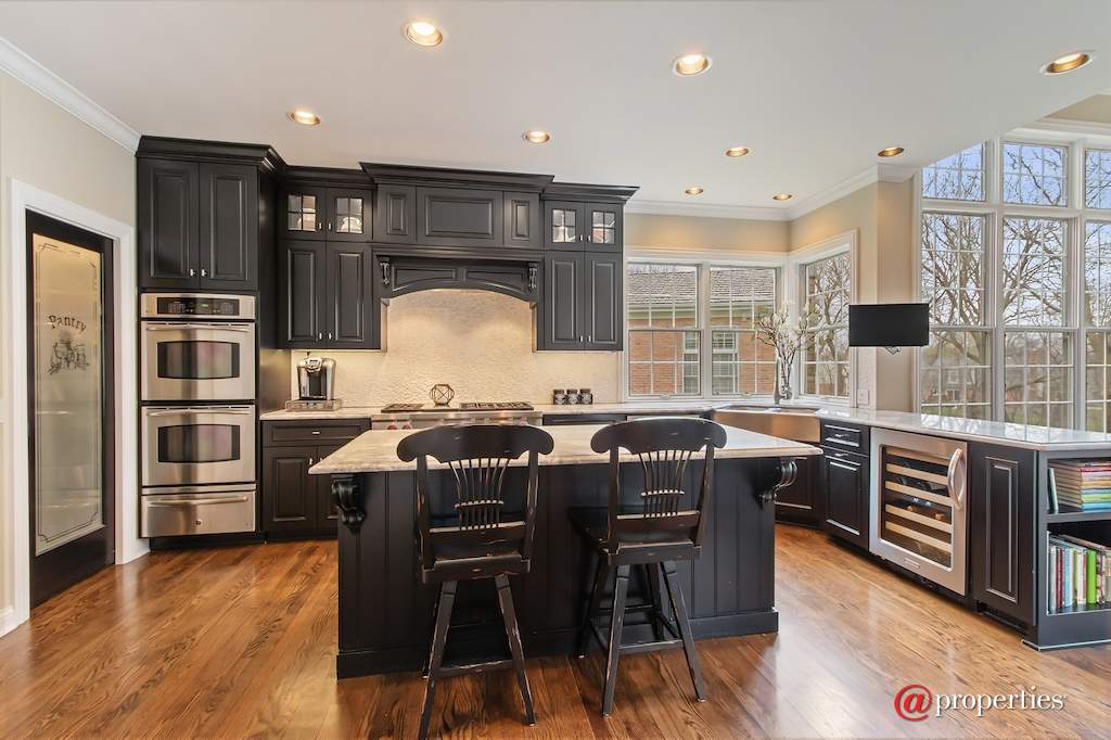 930 Lakewood Drive Barrington, Illinois 60010 - Kitchen
