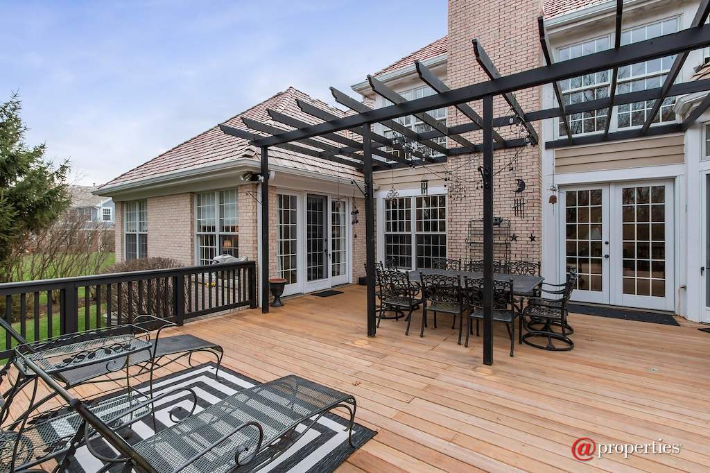 930 Lakewood Drive Barrington, Illinois 60010 - Ideal Spot to Sunbathe