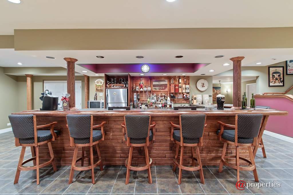 930 Lakewood Drive Barrington, Illinois 60010 - Guiness Anyone?