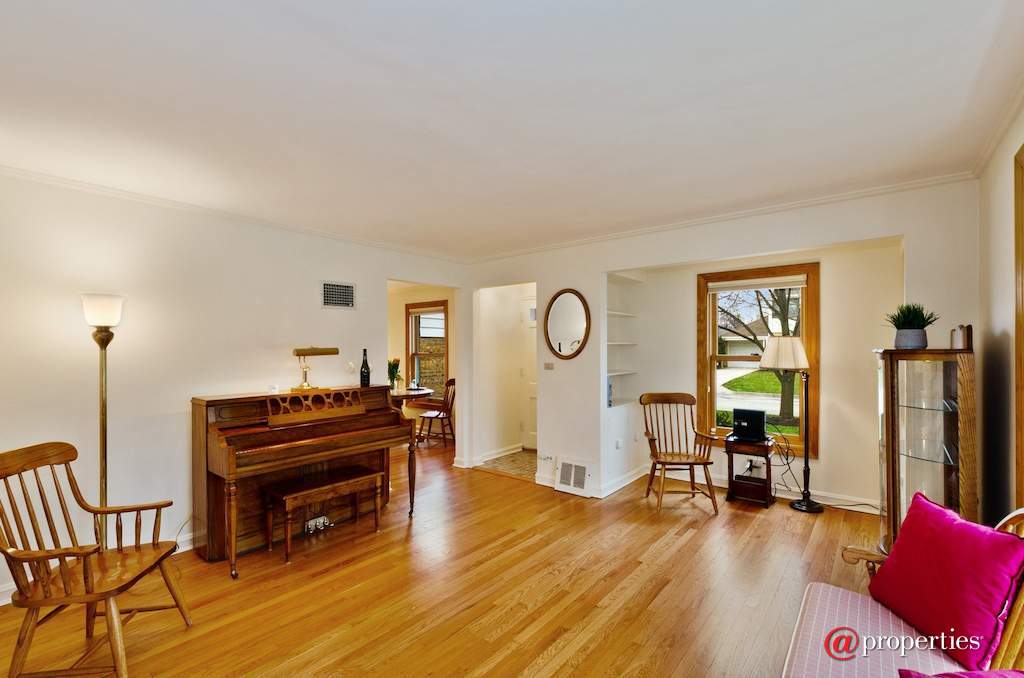 745 S Mitchell Avenue Arlington Heights, Illinois 60005 - Living Room