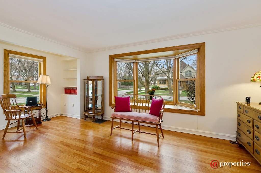 745 S Mitchell Avenue Arlington Heights, Illinois 60005 - Living Room