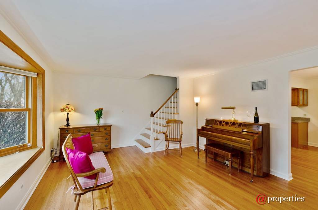 745 S Mitchell Avenue Arlington Heights, Illinois 60005 - Living Room