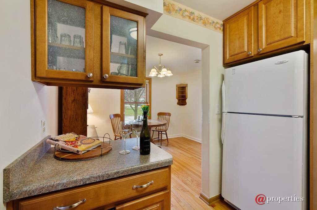 745 S Mitchell Avenue Arlington Heights, Illinois 60005 - Kitchen