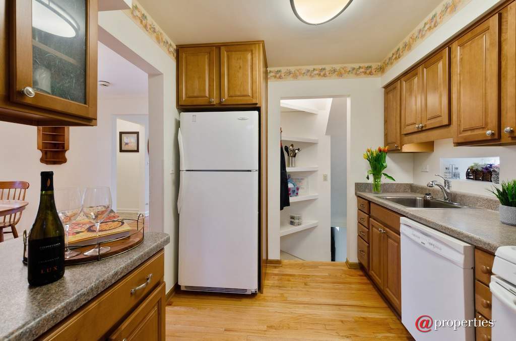 745 S Mitchell Avenue Arlington Heights, Illinois 60005 - Kitchen