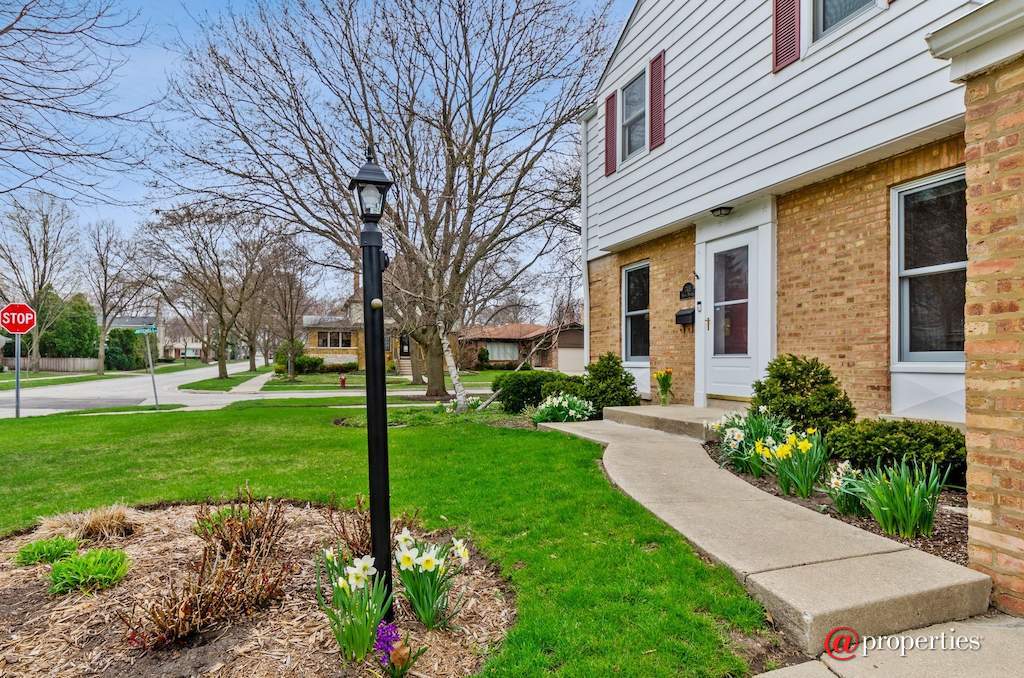 745 S Mitchell Avenue Arlington Heights, Illinois 60005 - Front Door