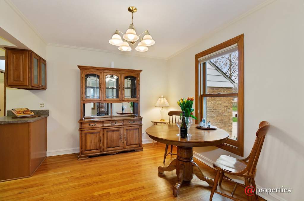 745 S Mitchell Avenue Arlington Heights, Illinois 60005 - Dining Area
