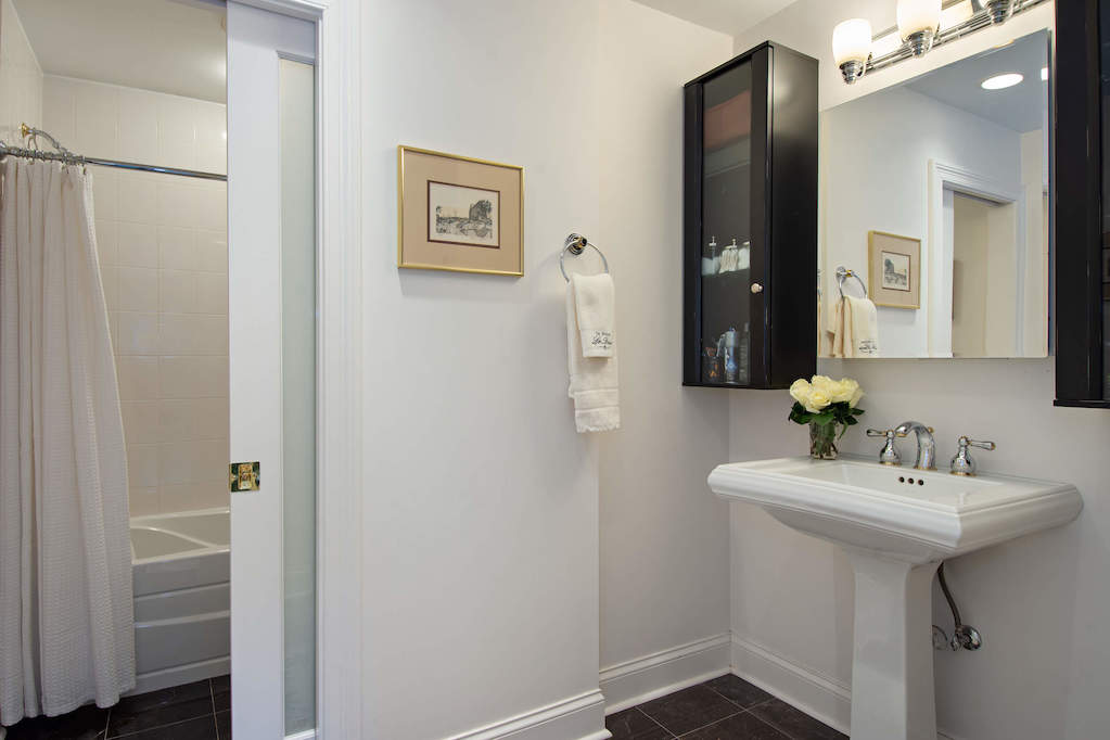 306 Ridge Road Barrington Hills, Illinois 60010 - Hallway Bathroom