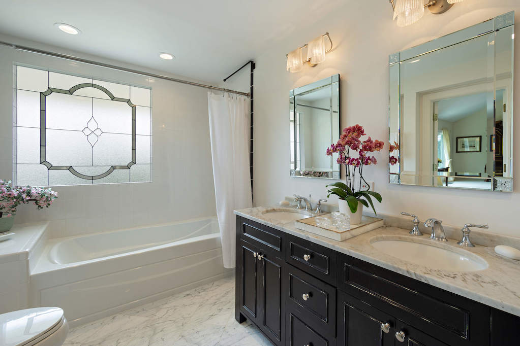 306 Ridge Road Barrington Hills, Illinois 60010 - Master Bathroom