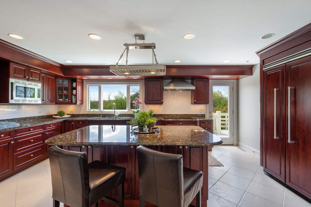 306 Ridge Road Barrington Hills, Illinois 60010 - Kitchen