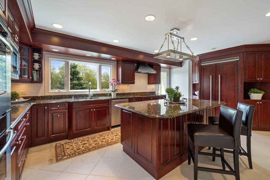 306 Ridge Road Barrington Hills, Illinois 60010 - Kitchen