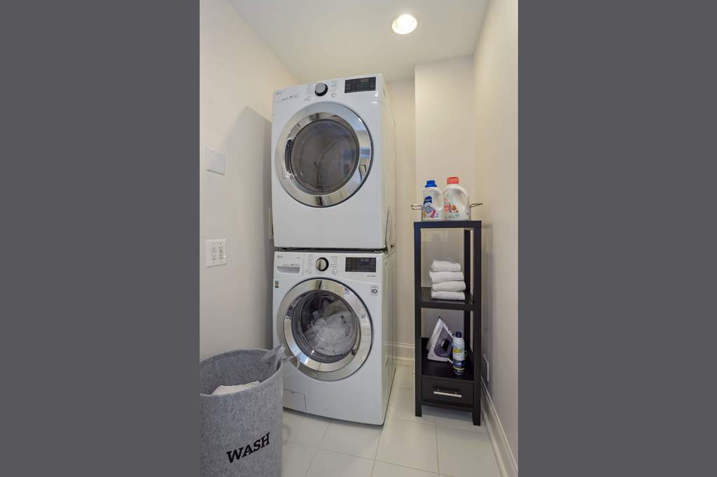 306 Ridge Road Barrington Hills, Illinois 60010 - Laundry Room