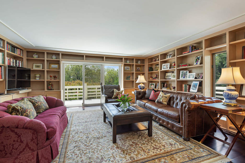 306 Ridge Road Barrington Hills, Illinois 60010 - Library