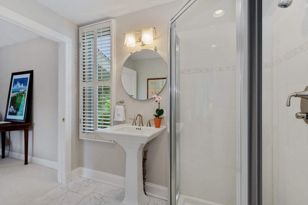 306 Ridge Road Barrington Hills, Illinois 60010 - First Floor Bathroom