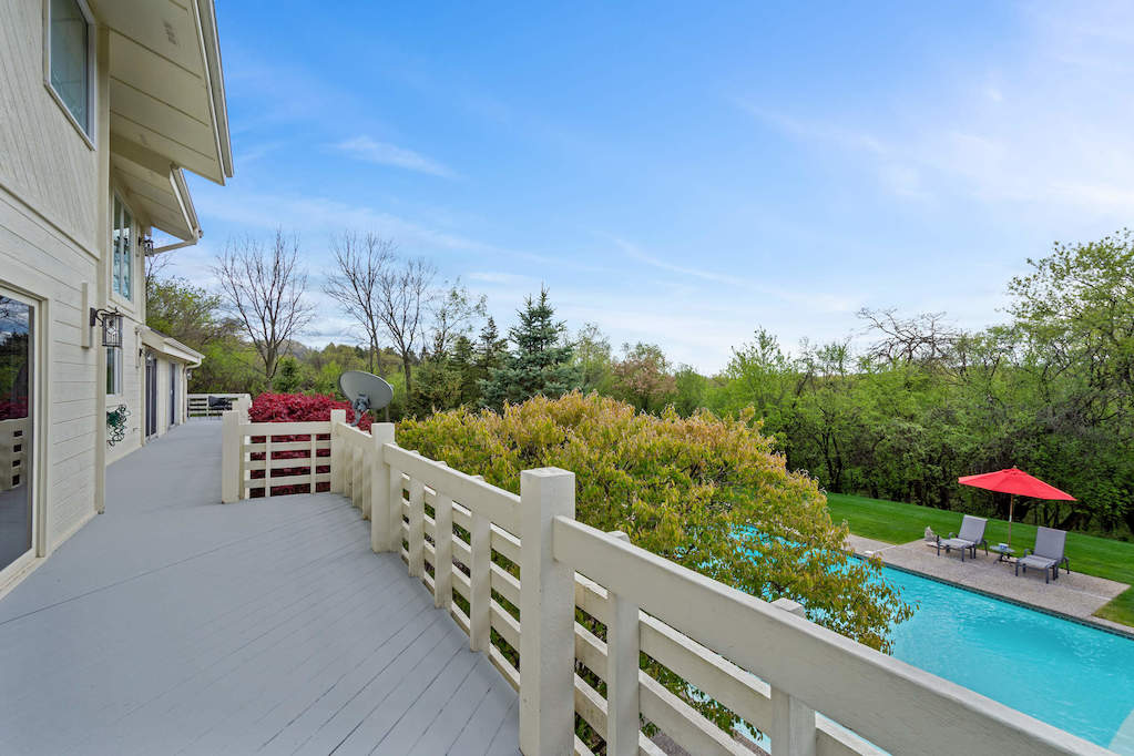 306 Ridge Road Barrington Hills, Illinois 60010 - Deck