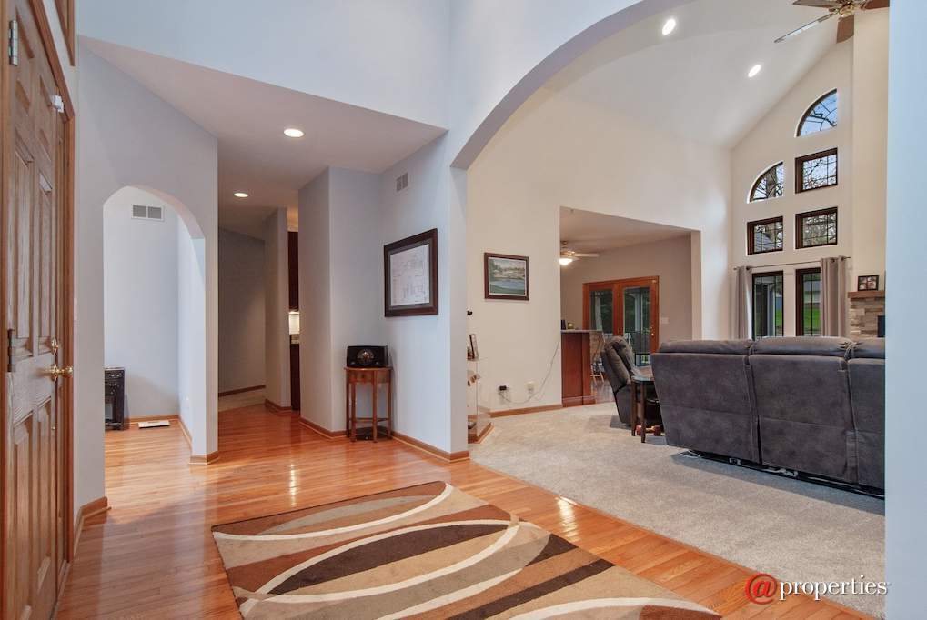 43W887 Old Midlothian Elburn, Illinois 60119 - Foyer/Living Room