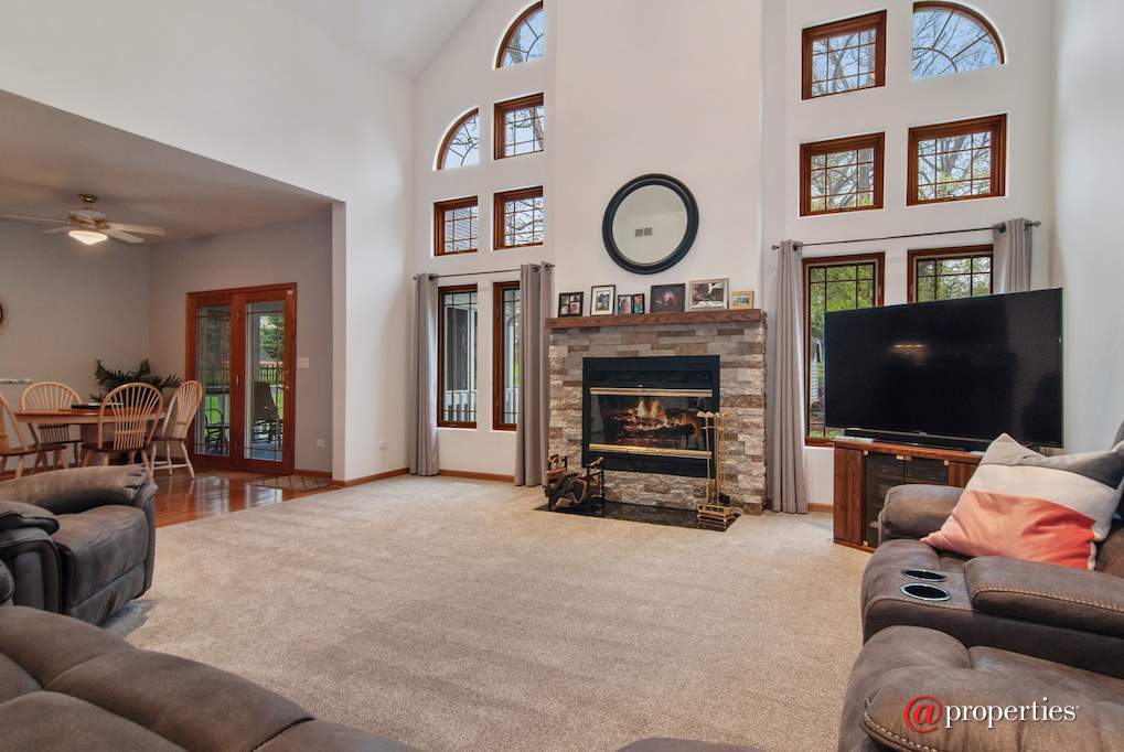 43W887 Old Midlothian Elburn, Illinois 60119 - Living Room