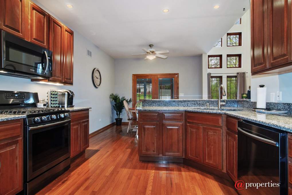 43W887 Old Midlothian Elburn, Illinois 60119 - Kitchen / Breakfast Room