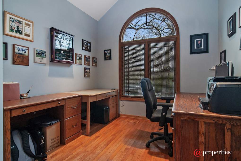 43W887 Old Midlothian Elburn, Illinois 60119 - Den