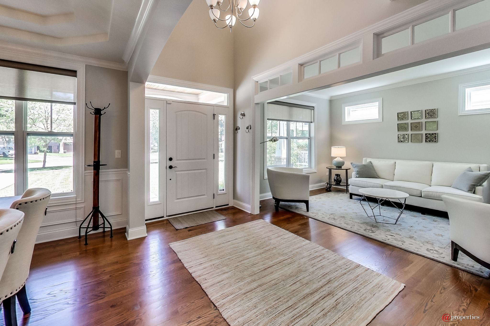1430 N Race Avenue Arlington Heights, Illinois 60004 - Foyer