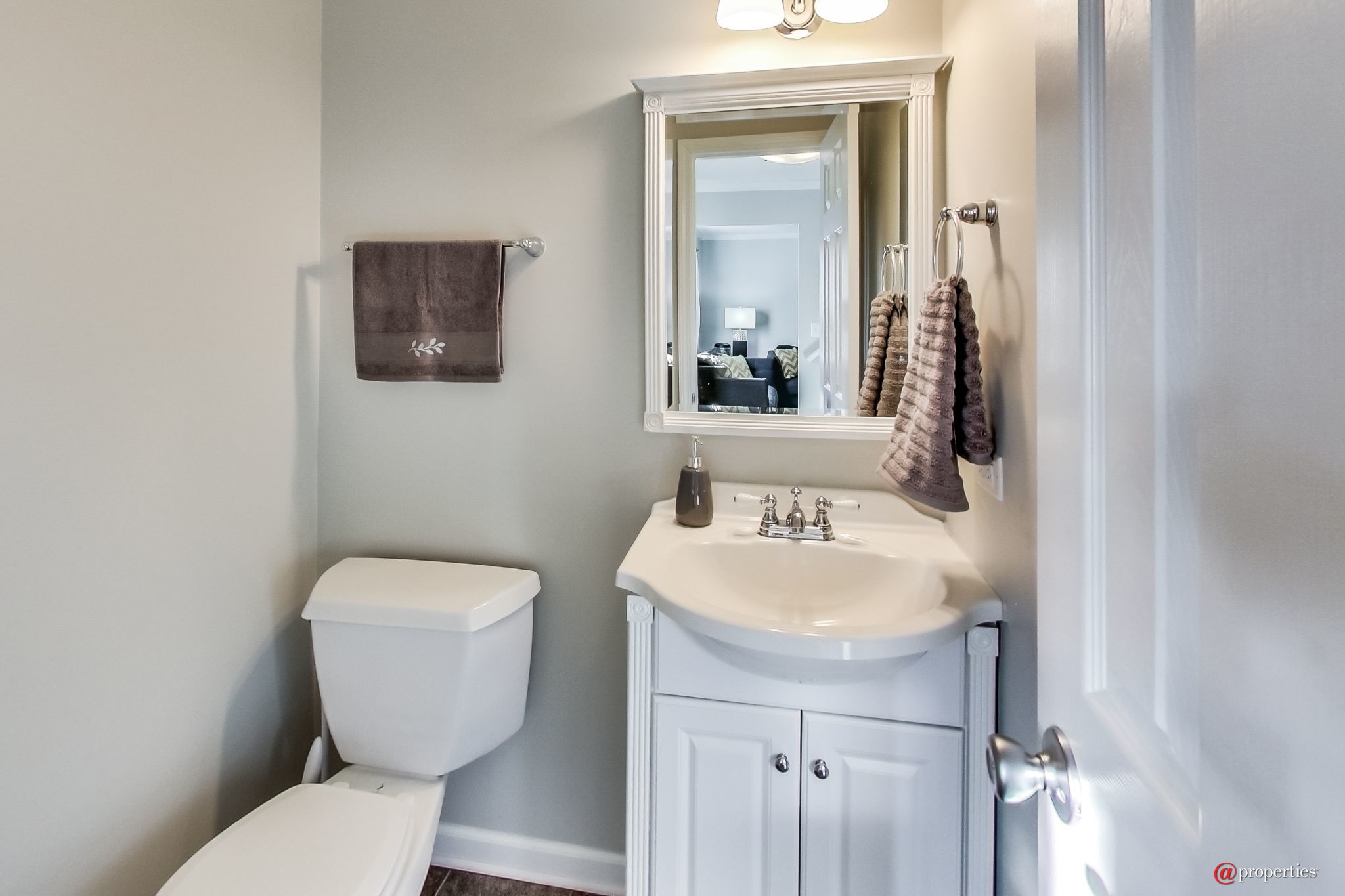 115 S Parkside Avenue Glen Ellyn, Illinois 60137 - Powder