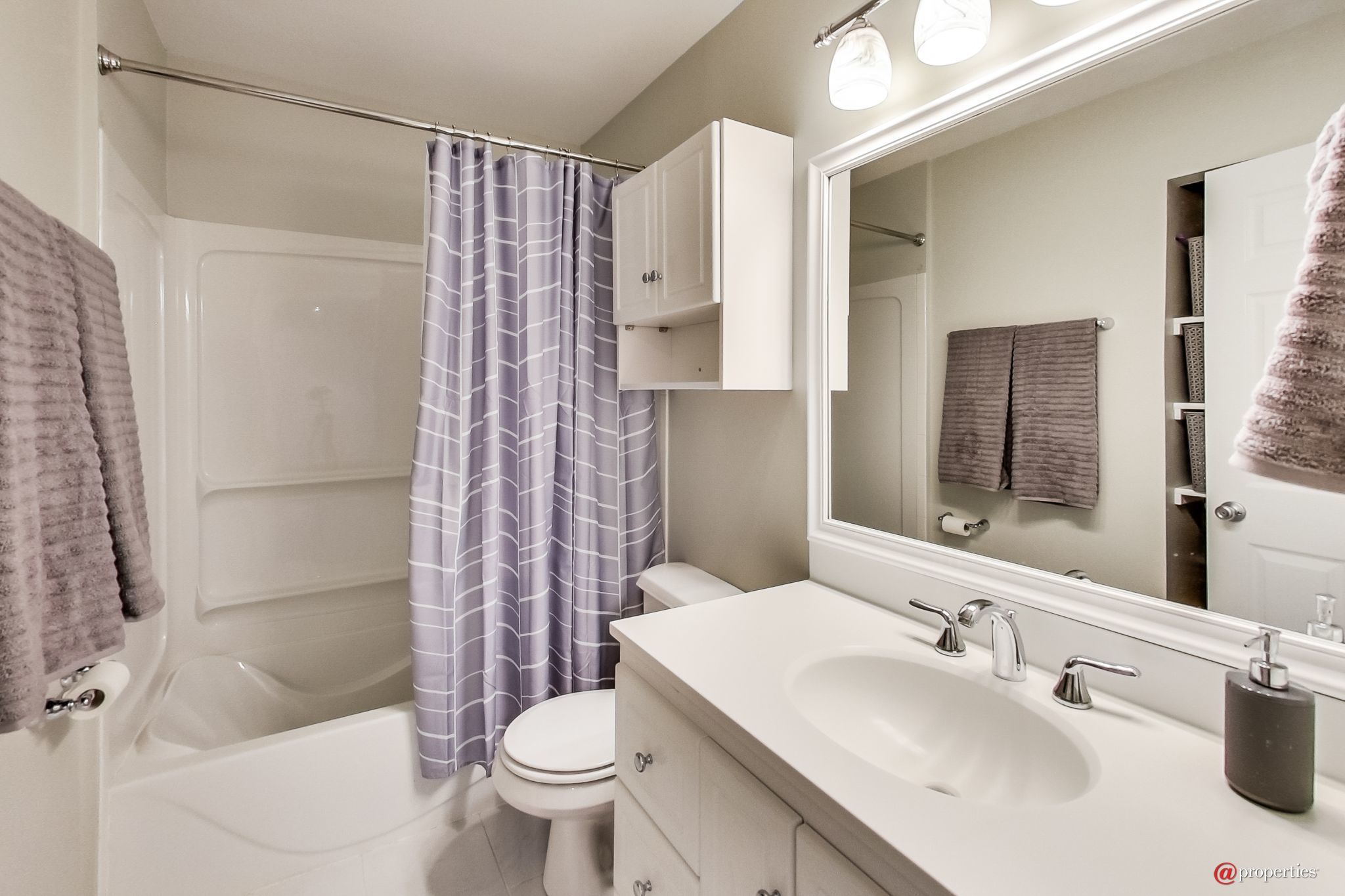 115 S Parkside Avenue Glen Ellyn, Illinois 60137 - Bathroom